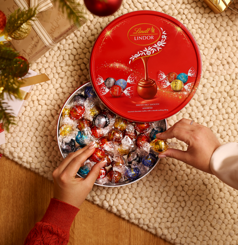 Lindt Lindor Assorted Chocolate Truffles Tin 450g Christmas Chocolate Gift - Image 3